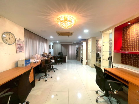 For rent: office space, 3rd floor, Suanmali Center, Large shophouse suitable for office space, company headquarters, clinic, or training center