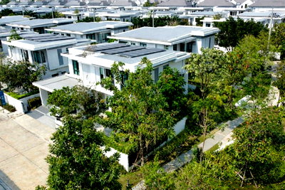 Houses for rent Samut Prakarn : RL-181 Model house for rent, Mantana Bangna KM.15 (Mantana Bangna KM.15), corner plot next to garden.