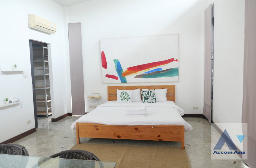 picture 🔼🔽 AccomA 📩 Modern Tropical Home with Natural Greenery and Airy Design (13001853) - 13/20