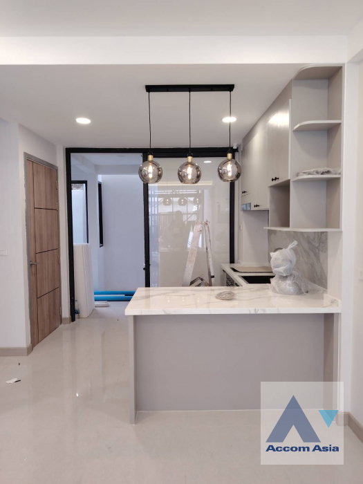 รูป 🔼🔽 AccomA 📩 Elegant townhouse with natural light and modern layout (AA42421) - รูปที่ 12/20