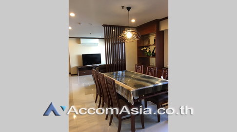 🔼🔽 AccomA 📩 Classic condo with dark wood tones and cozy charm (1518239)