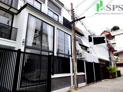 Townhouses for rent Outer Sukhumvit : 3-Story Townhouse in Sukhumvit Ekkamai 22 pet friendly ( SPSEVE1799 )