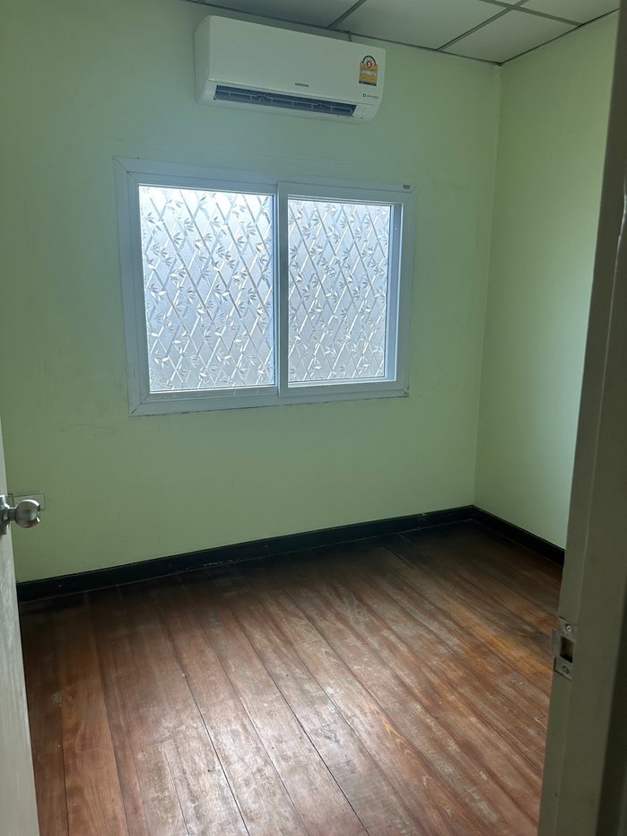 รูป ให้เช่า ทาวน์เฮาส์ 2 ชั้น ในหมู่บ้านพิบูลย์บางซื่อ (หลังมุม) 4 ห้องนอน มีแอร์ทุกห้อง  ทำเลดี ติดถนนใหญ่ - รูปที่ 5/6