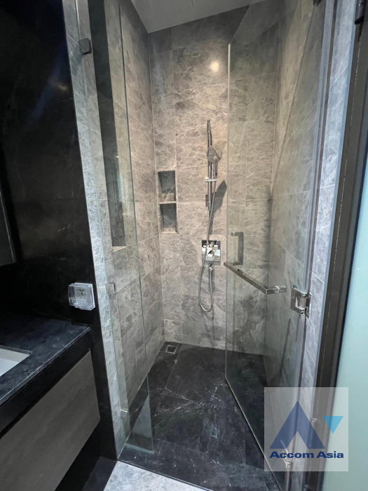 รูป 🔼🔽 AccomA 📩 Modern condominium with dark accents and full glass shower at 28 Chidlom (AA40276) - รูปที่ 10/11