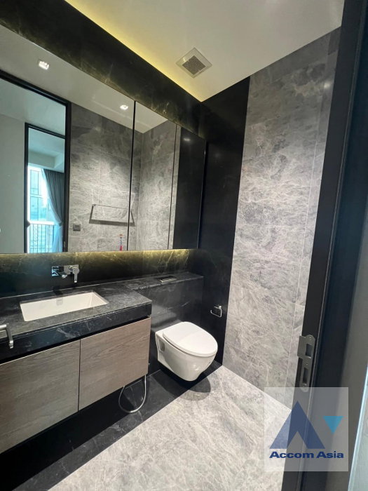 รูป 🔼🔽 AccomA 📩 Modern condominium with dark accents and full glass shower at 28 Chidlom (AA40276) - รูปที่ 9/11