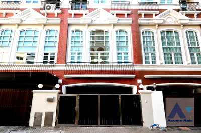 Townhouses for rent Silom and Sathorn Road : 🔼🔽 AccomA 📩 Spacious townhouse with modern interior in the Sathorn area (AA39160)