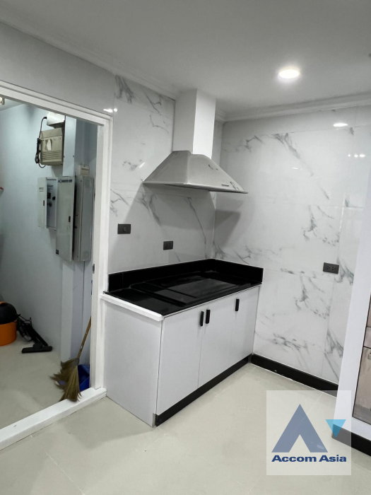 รูป 🔼🔽 AccomA 📩 Modern condo in Sukhumvit with warm tones and airy layout (AA17280) - รูปที่ 12/20