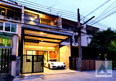 Townhouses for rent Bangkok : 🔼🔽 AccomA 📩 Pet friendly 5 BR Townhouse in Khlong Tan Nuea (AA30344)