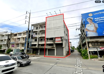 Townhouses for sale Rattanathibet Road : 🌿 **VS0025 🏢 Twin buildings at Nonthaburi bypass intersection. Selling price 11.9 million baht. 🚆 Near MRT Ministry of Public Health.**