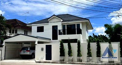 Houses for rent Soi Ekamai (Sukhumvit 63) : 🔼🔽 AccomA 📩 Pet friendly 4 BR House @Moo Baan Pakamas (AA44696)