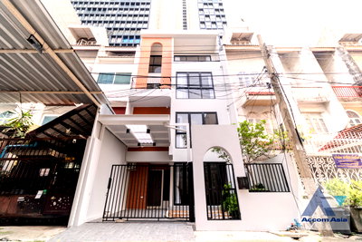 Houses for rent Phloen Chit Road : 🔼🔽 AccomA 📩 Pet friendly 3 BR House in  Lumphini (AA41427)