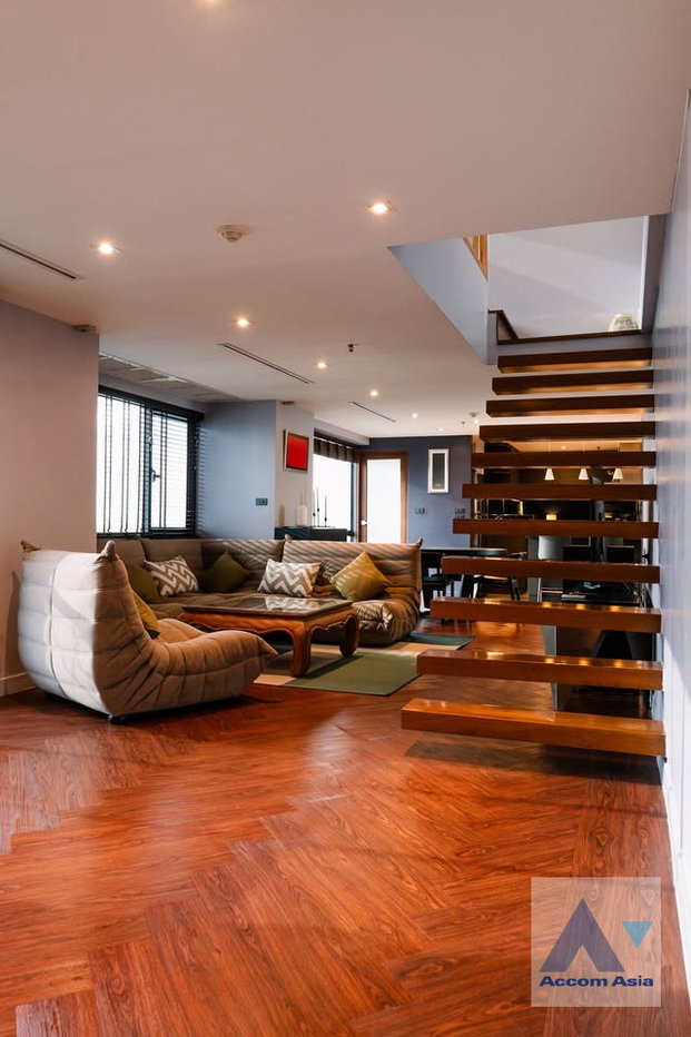 picture 🔼🔽 AccomA 📩 Stylish condominium with wood stairs and city charm (AA37442) - 1/20