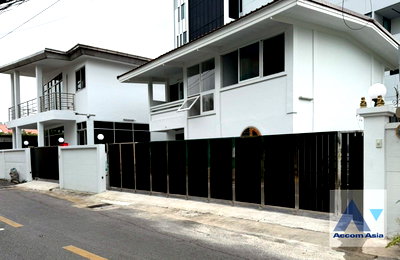 Houses for rent Soi Ekamai (Sukhumvit 63) : 🔼🔽 AccomA 📩 Pet friendly,Home Office 3 BR House in Khlong Tan Nuea (AA26473)