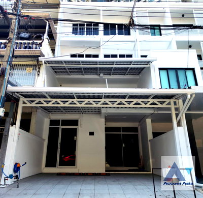 Houses for rent BTS Surasak : 🔼🔽 AccomA 📩 Fully Furnished 4 BR House in Chong Nonsi (AA45585)