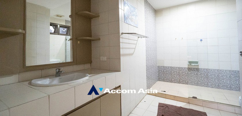 รูป 🔼🔽 AccomA 📩 Warm-tone condominium with built-in closets and open view balcony (28612) - รูปที่ 11/15