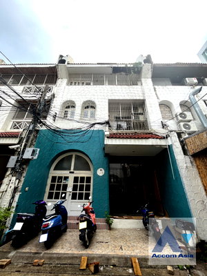 Houses for rent One Bangkok : 🔼🔽 AccomA 📩  3 BR House in Khlong Toei Nuea (39186)