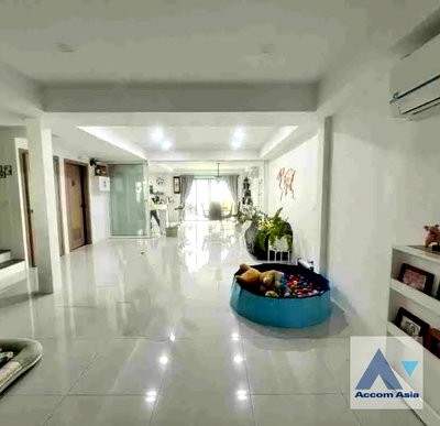 Houses for rent Soi Ekamai (Sukhumvit 63) : 🔼🔽 AccomA 📩  3 BR House in Khlong Tan Nuea (AA45804)