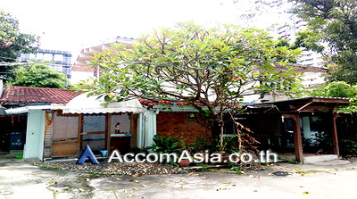 เช่าบ้านเดี่ยว วัน แบงค็อก   : 🔼🔽 AccomA 📩 Home Office 3 BR House in Khlong Toei Nuea (AA22108)