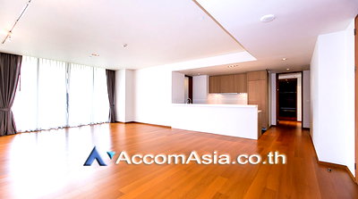Condos for rent : 🔼🔽 AccomA 📩 Charming vintage-style house with classic curtains and parquet floors (AA22996)