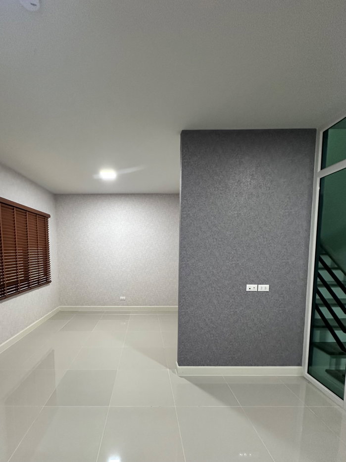 รูป ขายด่วน ทาวน์โฮม สิริเพลส พหลโยธิน 52 ในเครือแสนสิริ  ทาวน์โฮม 2 ชั้น 3 ห้องนอน 3 ห้องน้ำ จอดรถได้ 2 คัน (เจ้าของขายเองไม่รับนายหน้าค่ะ) โซนหน้าสวน  - รูปที่ 16/18