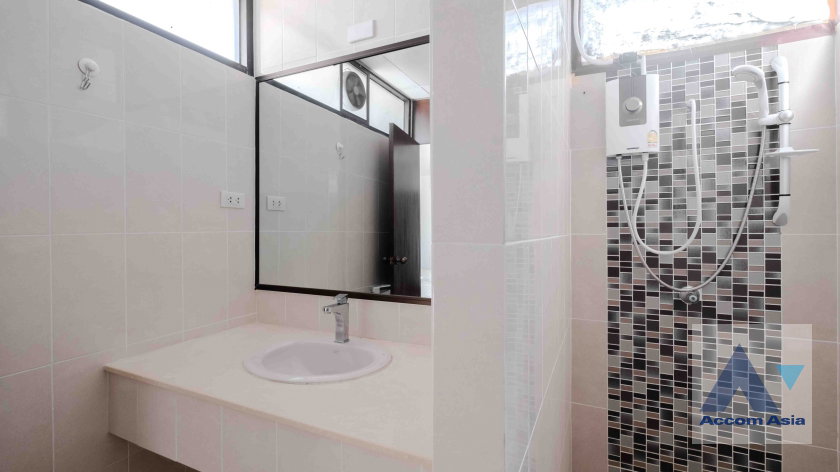รูป 🔼🔽 AccomA 📩 Bright condominium with curved windows and open-plan living in Sukhumvit (24409) - รูปที่ 14/20