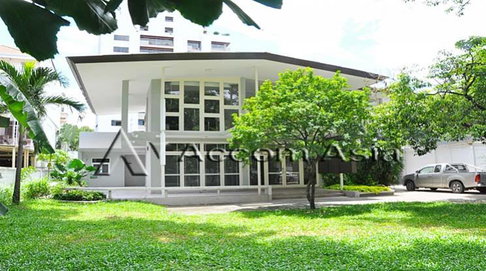 🔼🔽 AccomA 📩 Home Office 4 BR House in Phra Khanong Nuea (90352)