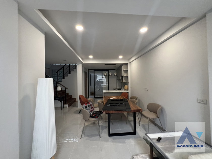 รูป 🔼🔽 AccomA 📩 Elegant townhouse with natural light and modern layout (AA42421) - รูปที่ 8/20