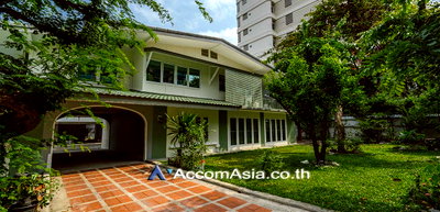 Houses for rent BTS Thong Lo (Thong Lor) : 🔼🔽 AccomA 📩 Detached house with garden and guest house in Sukhumvit (AA16914)