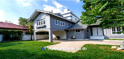 Houses for rent Soi Ekamai (Sukhumvit 63) : 🔼🔽 AccomA 📩 Private Swimming Pool,Garden 4 BR House in Phra Khanong Nuea (AA24957)