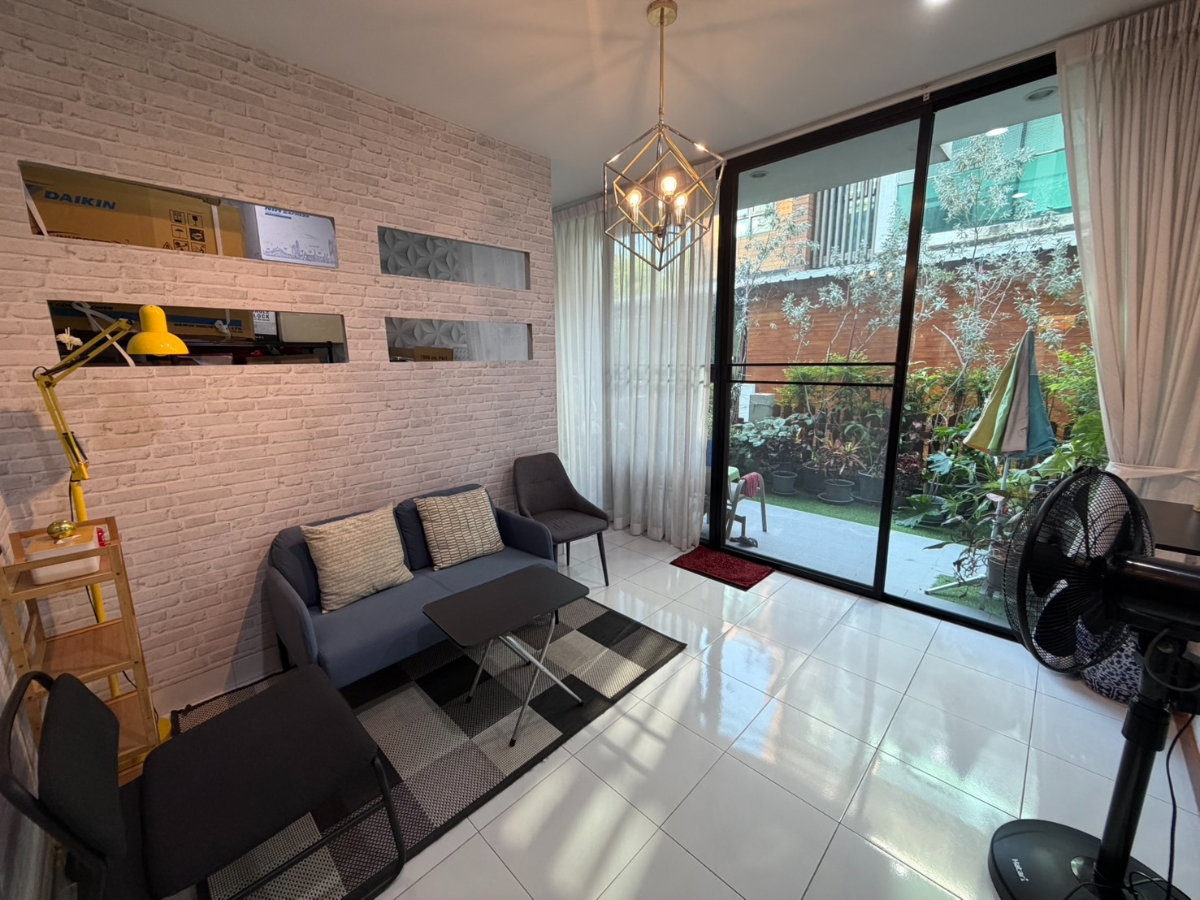 รูป ขายทาวน์เฮาส์ 3 ชั้น หมู่บ้านผาสุขสันติ ซ.พัฒนาการ 67 แยก 10 พร้อมเข้าอยู่ ทำเลดีใกล้แอร์พอร์ตลิงก์และทางด่วน - รูปที่ 2/15