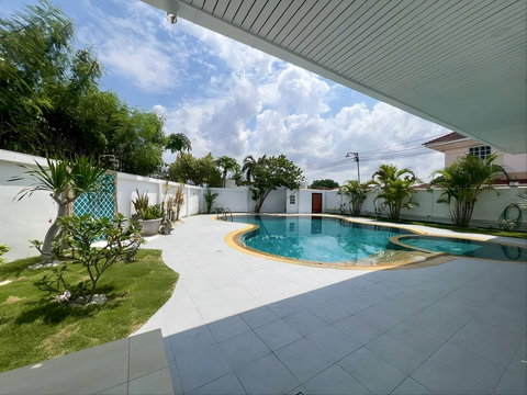 4 Bedroom Pool Villa for Sale in Chaiyapruek Pattaya