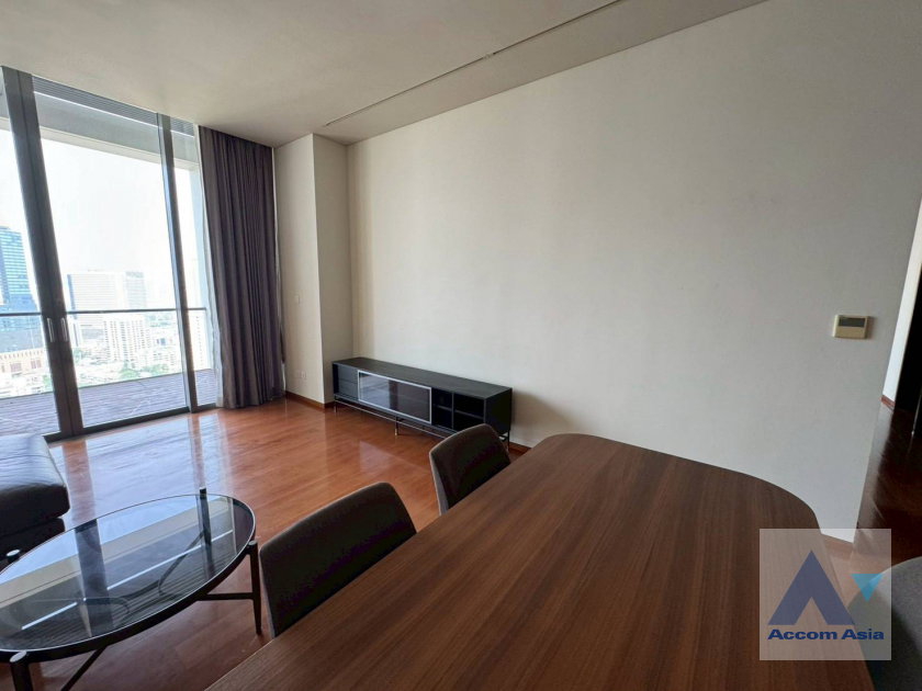 รูป 🔼🔽 AccomA 📩 Fully-furnished city condo in Sathorn with separate kitchen and skyline views(AA43463) - รูปที่ 2/11