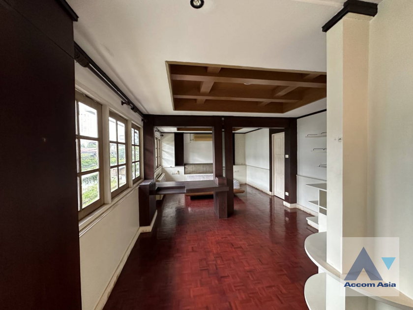 picture 🔼🔽 AccomA 📩 Unique house with vaulted ceiling and classic wood accents (13001642) - 6/11