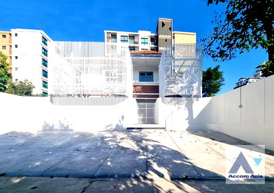 Houses for rent Lat Phrao Wang Hin Road : 🔼🔽 AccomA 📩  4 BR House in Chan Kasem (AA36725)