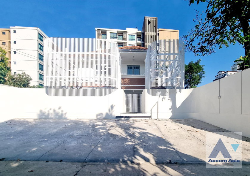 รูป 🔼🔽 AccomA 📩  4 BR House in Chan Kasem (AA36725) - รูปที่ 1/2
