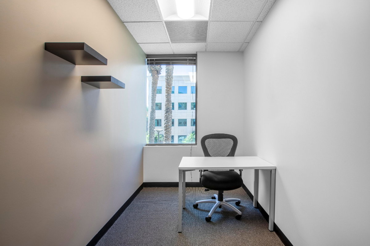 picture Fully serviced private office space for you and your team in HQ Ratchada One - 1/5