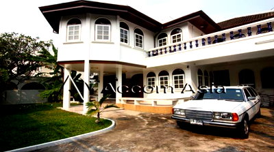 Houses for rent One Bangkok : 🔼🔽 AccomA 📩  4 BR House in Chong Nonsi (90468)