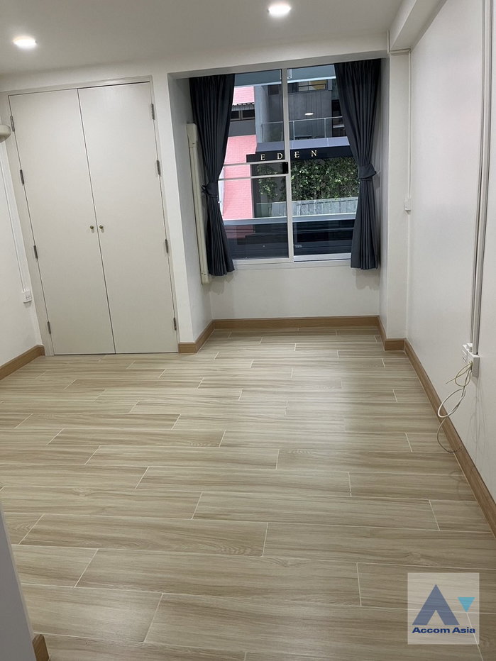 picture 🔼🔽 AccomA 📩 Home Office 4 BR Townhouse in Khlong Toei Nuea (AA37501) - 10/20