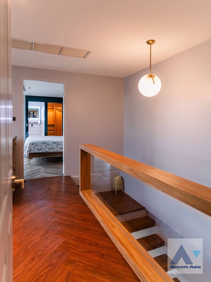 picture 🔼🔽 AccomA 📩 Stylish condominium with wood stairs and city charm (AA37442) - 17/20