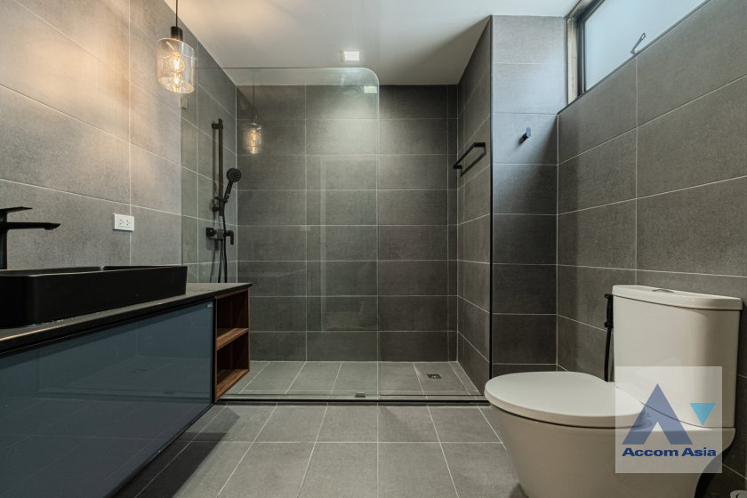 รูป 🔼🔽 AccomA 📩 Gorgeous white-tone condo with classic charm and full built-ins (24253) - รูปที่ 11/18