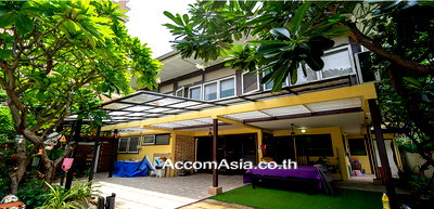 Houses for rent BTS Thong Lo (Thong Lor) : 🔼🔽 AccomA 📩 Home Office 3 BR House in Khlong Tan Nuea (AA21780)