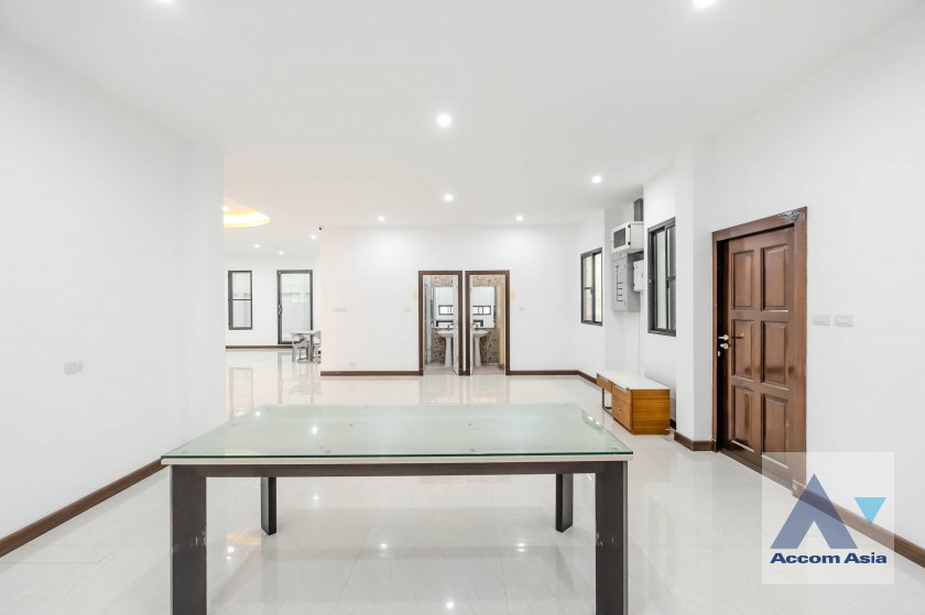 picture 🔼🔽 AccomA 📩  Minimal Modern Home in Black & White Tone (AA35535) - 5/20