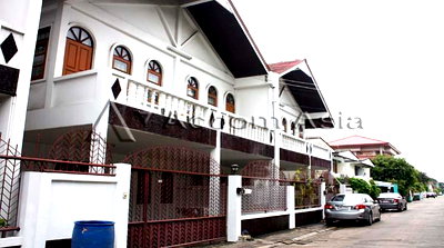 Houses for rent Charn Issara Tower 2 : 🔼🔽 AccomA 📩 Home Office 3 BR House in  Bang Kapi (1715041)