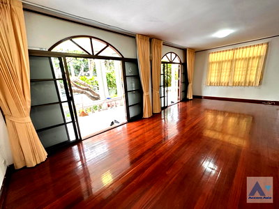 Houses for rent Market Place Nanglinchee : 🔼🔽 AccomA 📩  Warm family house with wood floors and classic charm in Sathorn (AA35228)