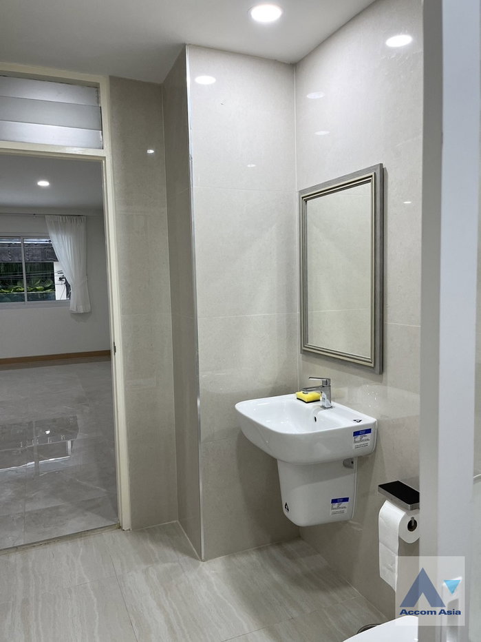 picture 🔼🔽 AccomA 📩 Home Office 4 BR Townhouse in Khlong Toei Nuea (AA37501) - 14/20