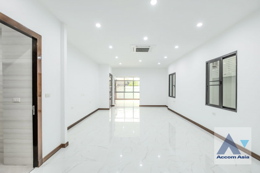 picture 🔼🔽 AccomA 📩  Minimal Modern Home in Black & White Tone (AA35535) - 9/20