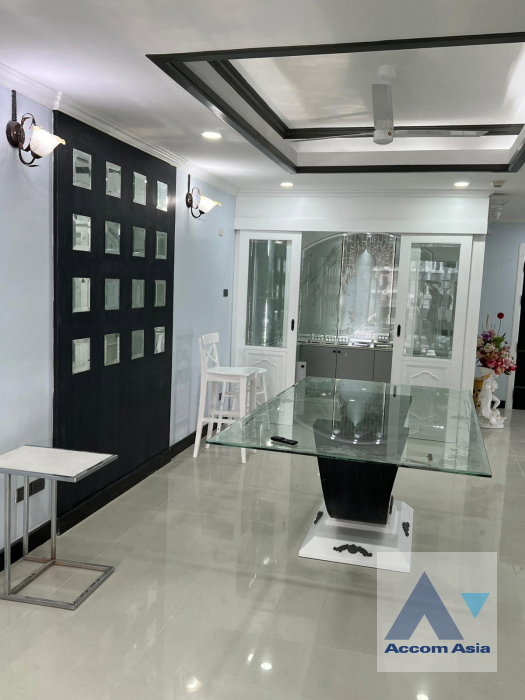 รูป 🔼🔽 AccomA 📩 Modern condo in Sukhumvit with warm tones and airy layout (AA17280) - รูปที่ 7/20
