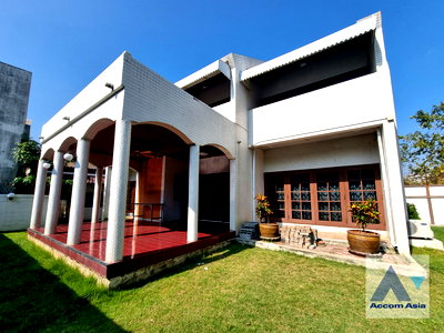 Houses for rent Soi Ekamai (Sukhumvit 63) : 🔼🔽 AccomA 📩 Pet friendly 3 BR House in Phra Khanong Nuea (AA36963)