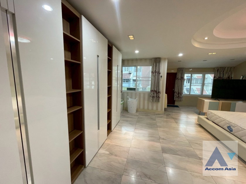 รูป 🔼🔽 AccomA 📩 Warm and Timeless Home with Rich Wood Interior in Sathorn (AA18380) - รูปที่ 14/20