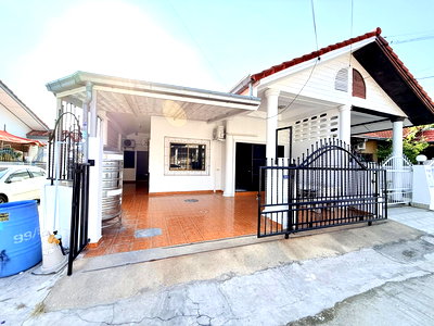 Townhouses for sale Chonburi : East Pattaya Townhome for Sale 2 Bedroom Corner Unit